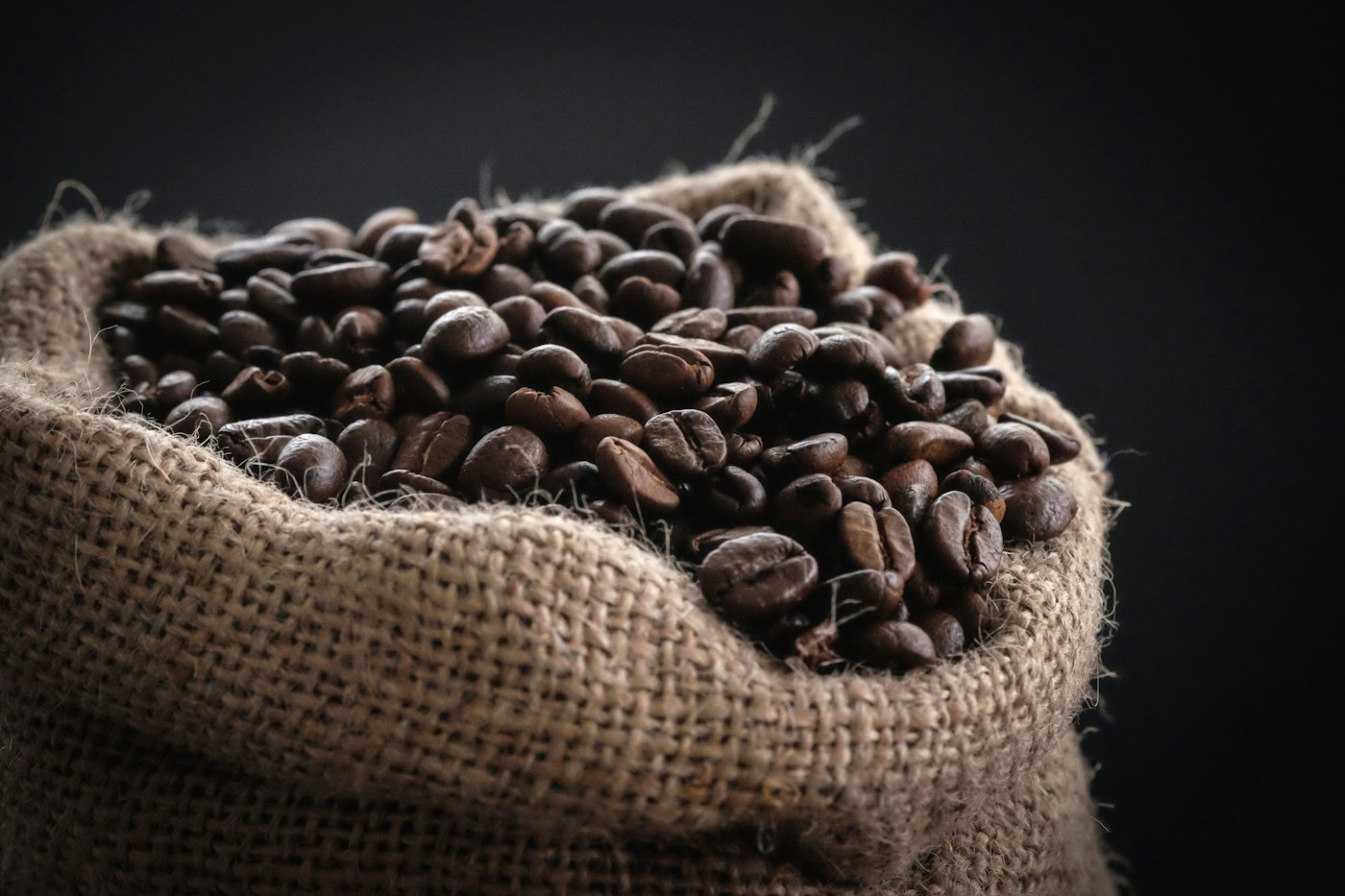 Saco de yute lleno de granos de café tostado