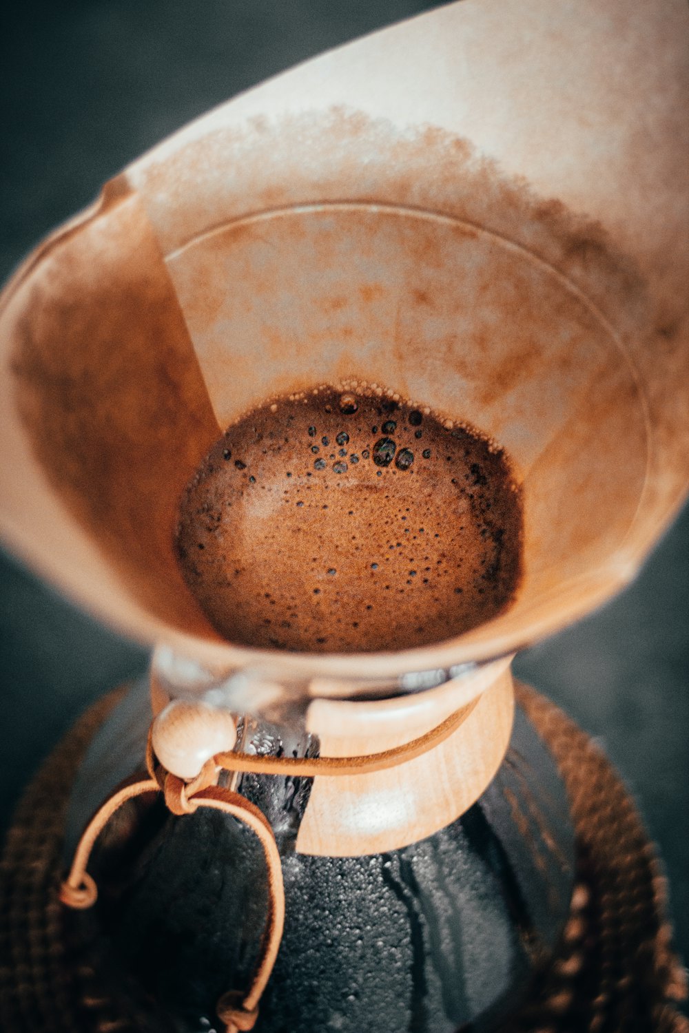 Café filtrándose en una cafetera de vidrio
