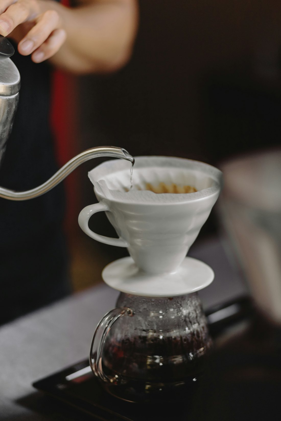 Agua caliente vertida en círculos sobre un filtro de café