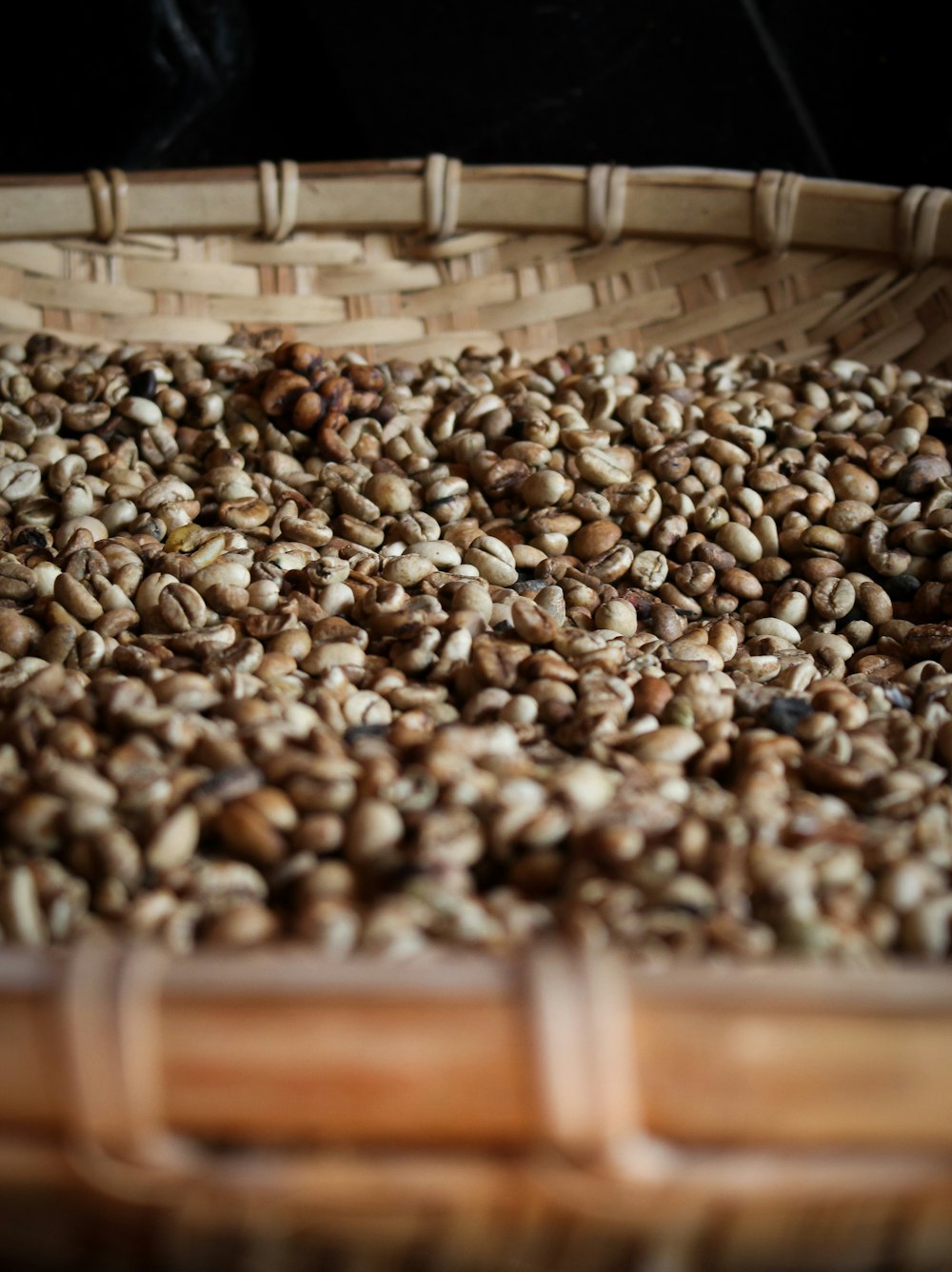 Café verde en una canasta tejida